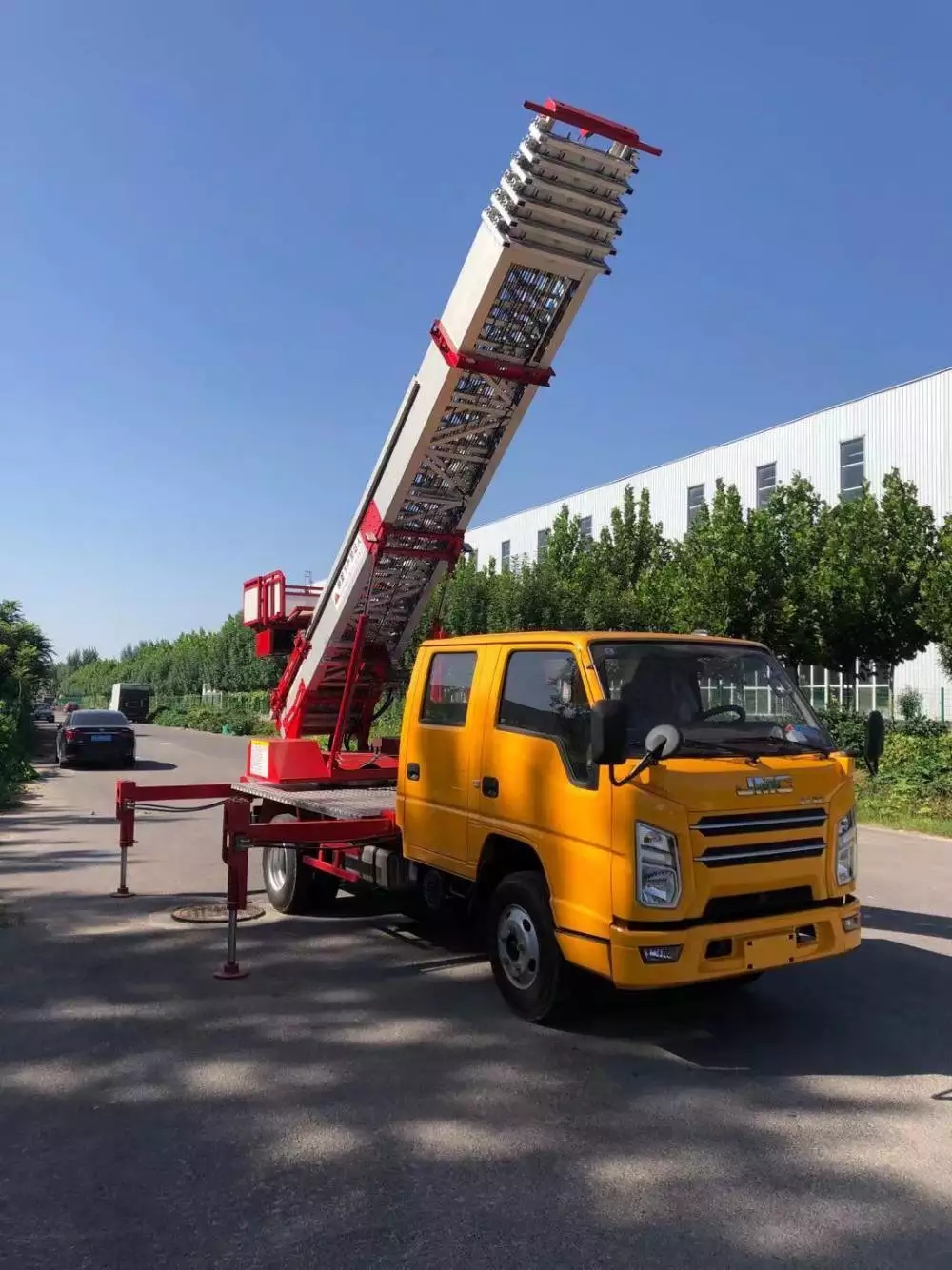 东升镇附近的云梯车出租服务：轻松解决高空作业需求